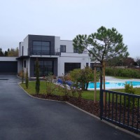 aménagement autour de maison contemporaine - Massif et plantation