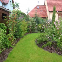 écorce de pin dans les parterres de plantes 